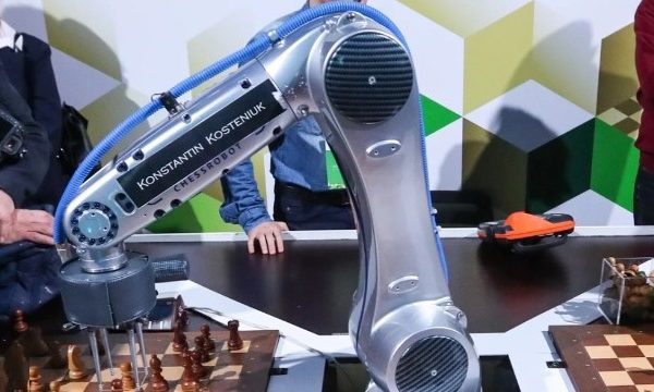 ربات شطرنج باز